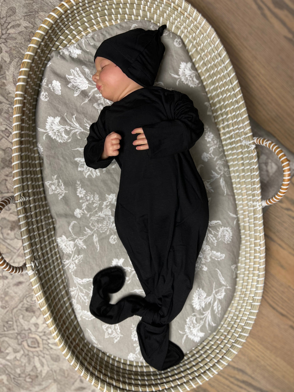 Baby knot gown and hat set in black#color_black