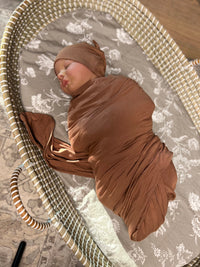 Baby swaddle with hat in caramel#color_caramel