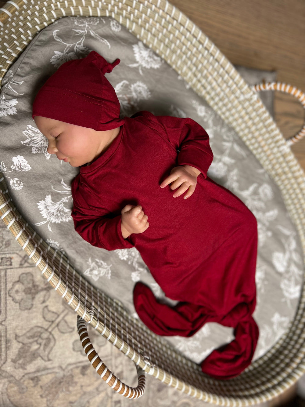 Baby knot gown and hat set in crimson#color_crimson