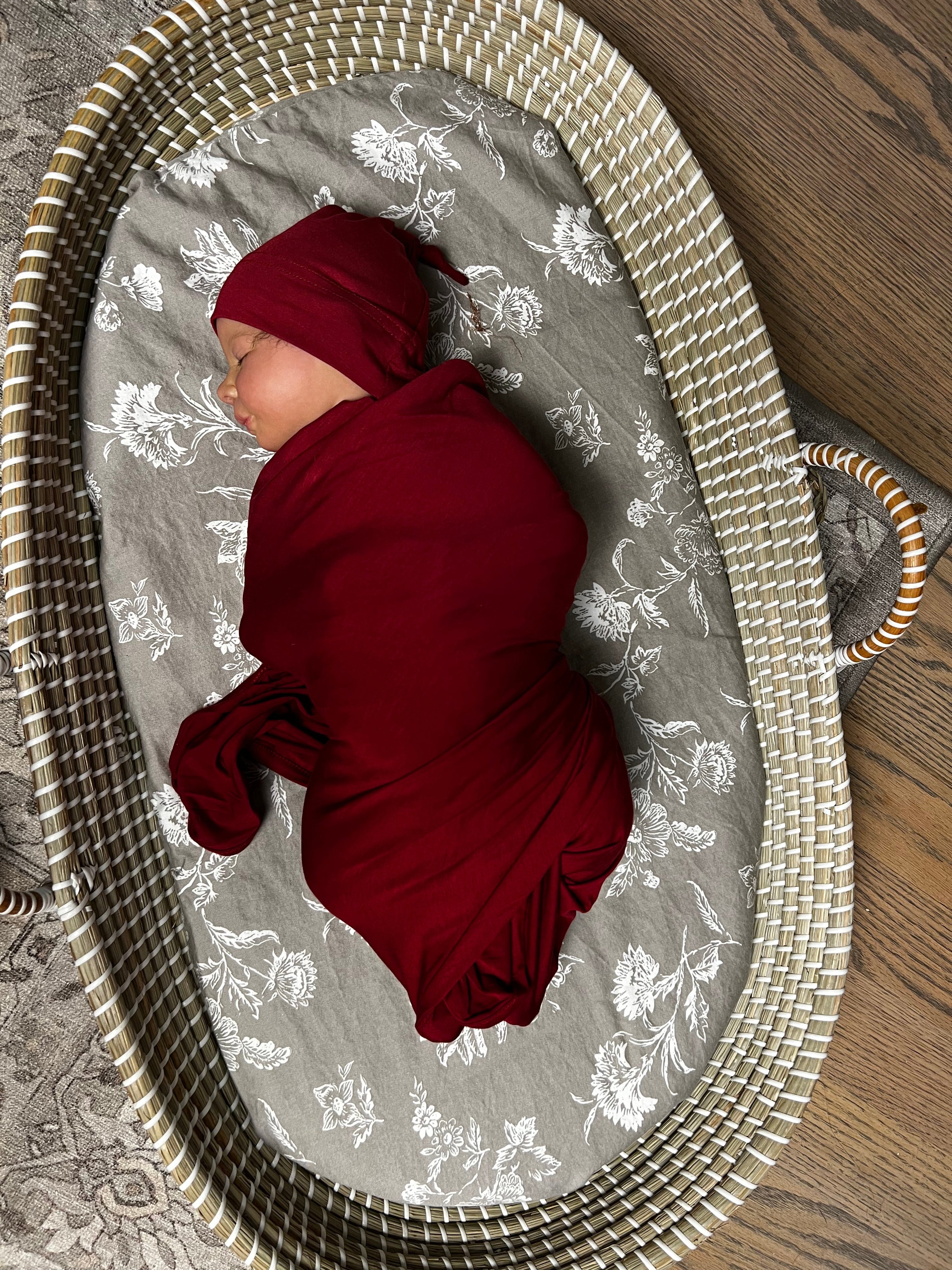 Baby swaddle with hat in crimson#color_crimson