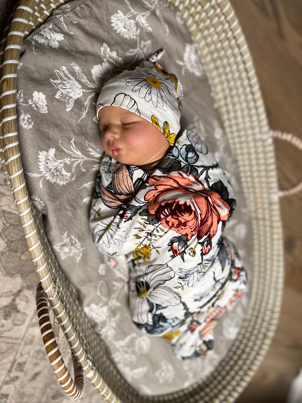 Baby swaddle with hat in floral#color_floral