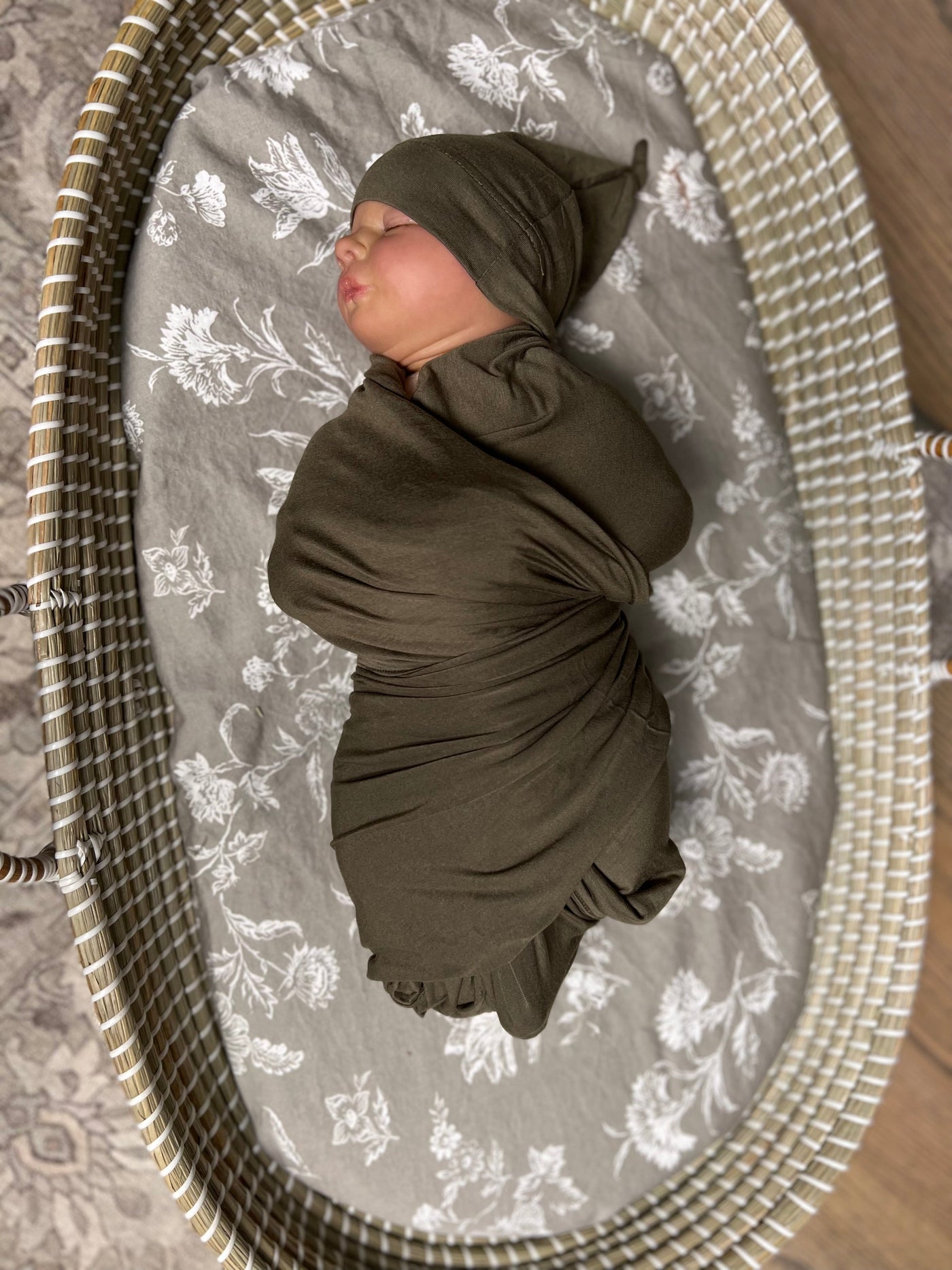 Baby swaddle with hat in sage#color_sage